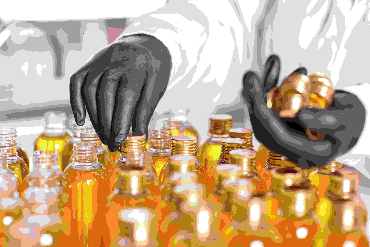 Funcionário em linha de produção da indústria de perfume