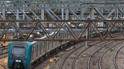 Fotografia de um dos trens do sistema metropolitano do Rio de Janeiro, que é operado pela Supervia e foi financiado pelo BNDES