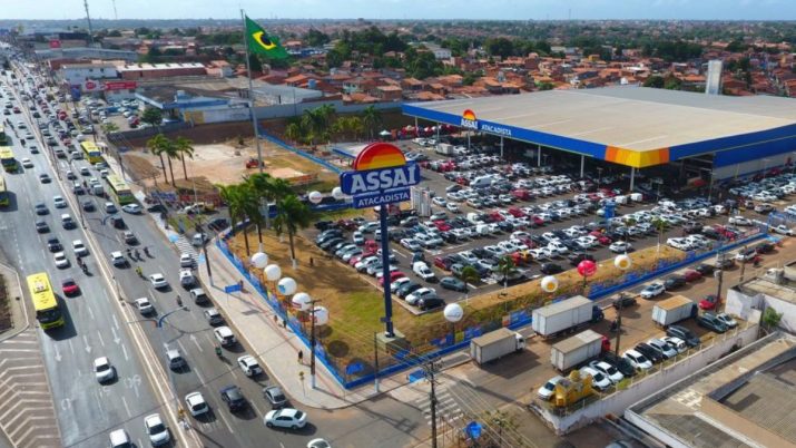 Loja da rede Assaí (ASAI3) de atacarejo, com vista para o estacionamento