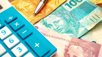 Calculadora e cédulas de real