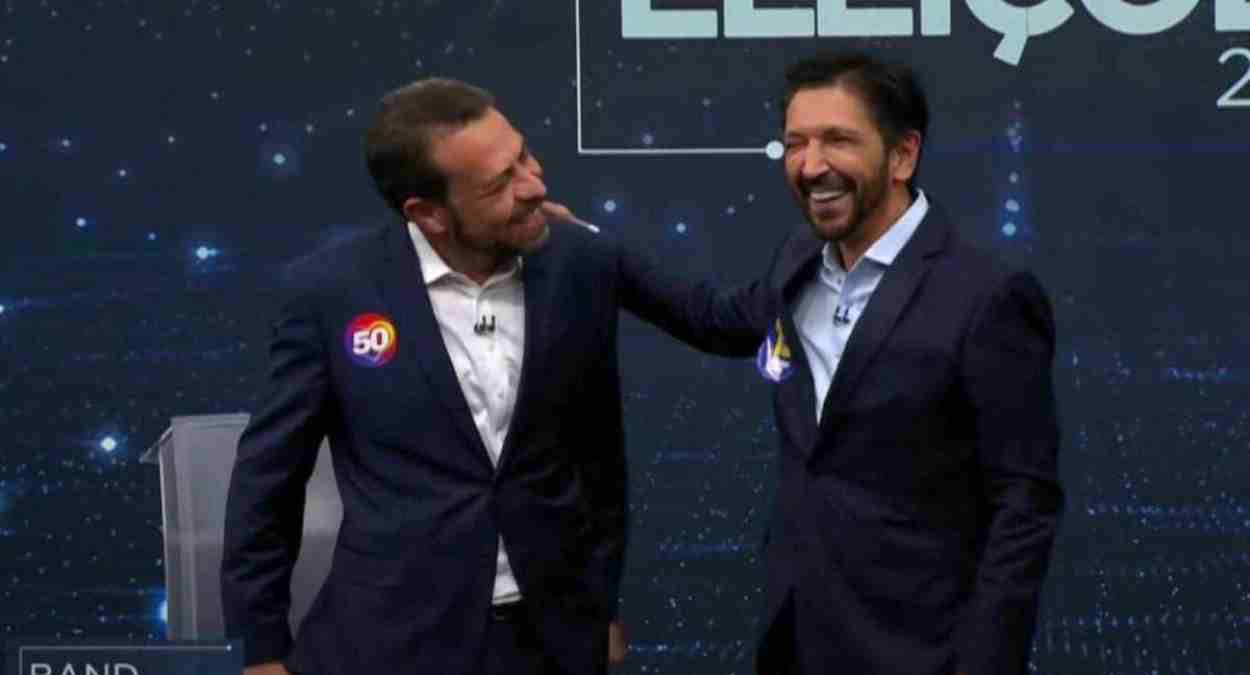Da esquerda para direita, Guilherme Boulos (PSOL) e Ricardo Nunes (MDB) no debate da Rede Bandeirantes