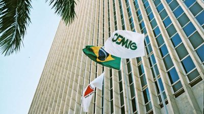 Bandeira de Minas Gerais, do Brasil e da Cemig em prédio