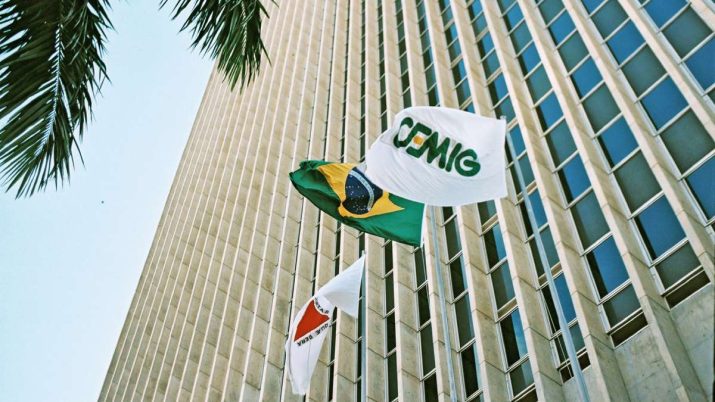 Bandeira de Minas Gerais, do Brasil e da Cemig em prédio