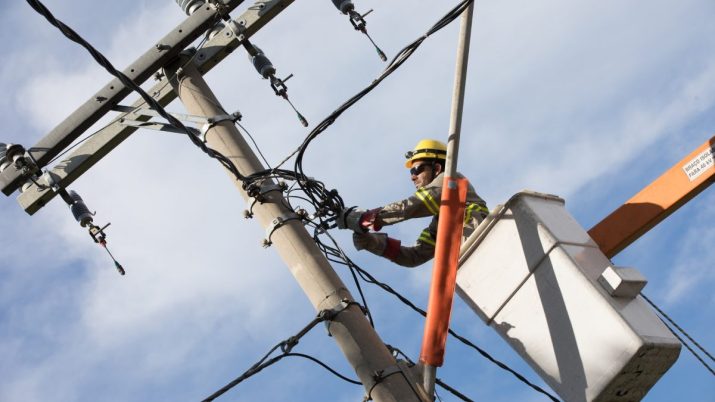 Eletricista da Cemig realizando manutenção