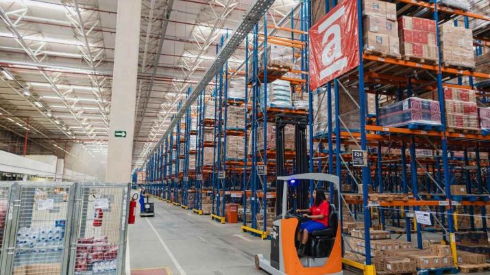 Estoque das Lojas Americanas, na lateral direita é possível ver o logo da companhia