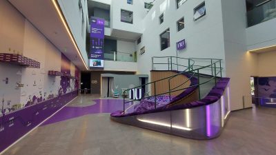 Interior do prédio do Nubank, onde há a área de lazer