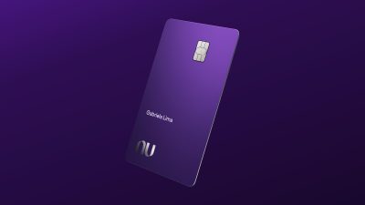Imagem do cartão roxo do Nubank, com fundo roxo