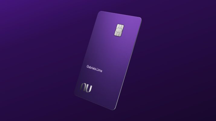 Imagem do cartão roxo do Nubank, com fundo roxo