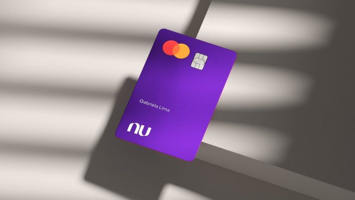 Cartão do Nubank em um degrau branco.