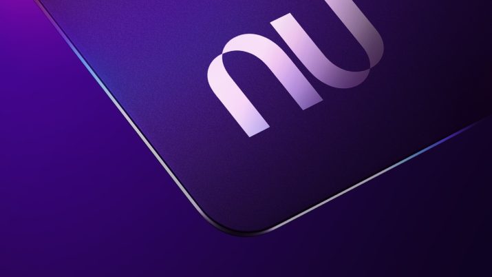 Beirada do cartão Nubank, com o símbolo da instituição à mostra, com letra branca.