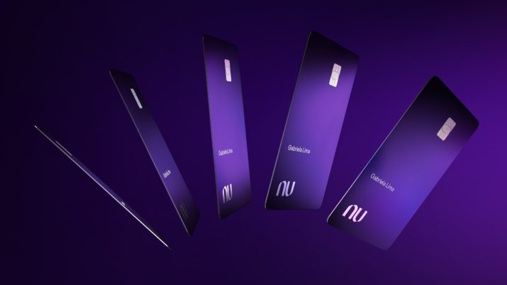 Cartões roxos do Nubank enfileirados no ar. Fundo roxo.