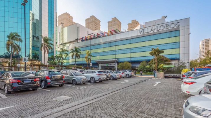 fachada do Shopping Villa Lobos, São Paulo, da Allos, com carros no estacionamento na frente