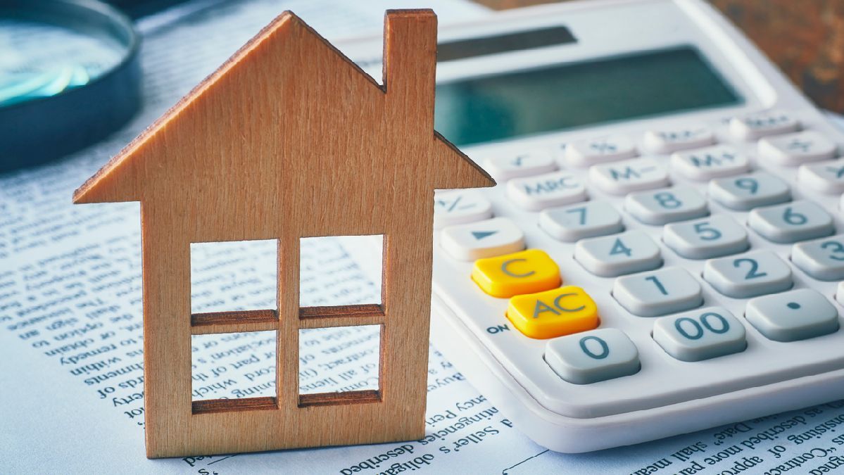 Casa e calculadora representando o valor do imóvel