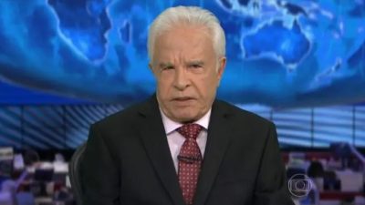 Cid Moreira apresentando o Jornal Nacional, da TV Globo