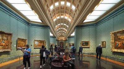 SÓ USO EDITORIAL arte museu mercado de arte obras de arte