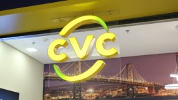 Prejuízo da CVC (CVCB3) dobra no 2T25, ação afunda mais de 10% e lidera perdas do Ibovespa