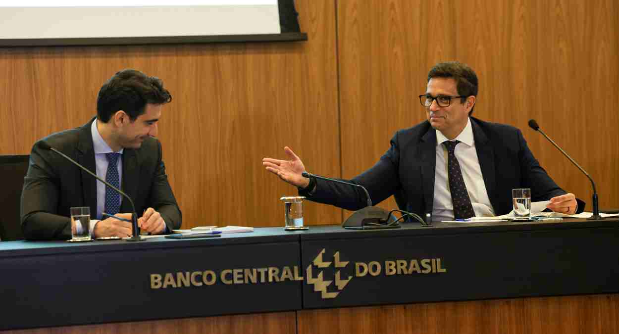 O presidente interino do Banco Central, Gabriel Galípolo durante apresentação do relatório de Inflação do 4º trimestre, ao seu lado Roberto Campos Neto