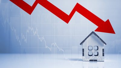 Gráfico e casa representando a queda de ativos imobiliários