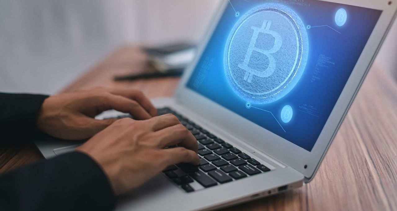 Computador com criptomoeda na tela