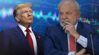 Em um fundo de gráfico, Donald Trump está do lado esquerdo, vestido terno azul e camisa branca. Do lado direto, Lula está com o dedo na boca. Ele veste terno azul e camisa branca também.