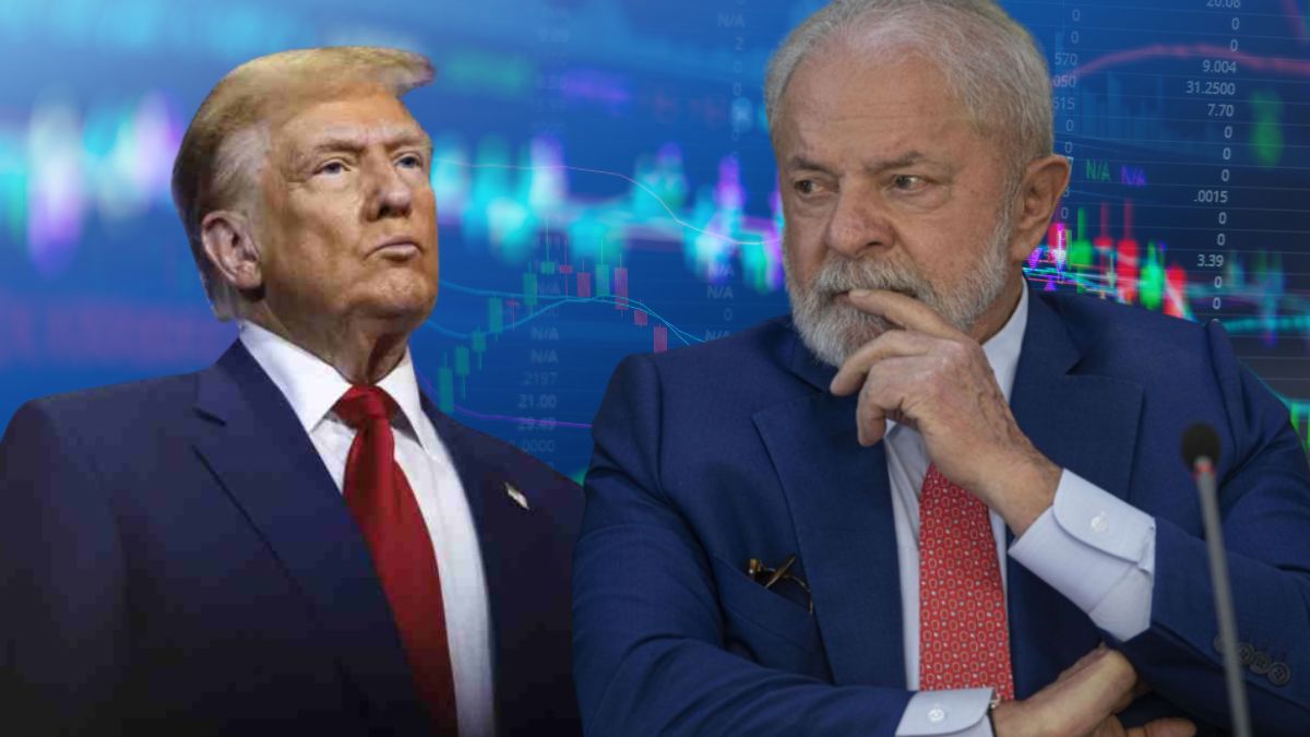 Em um fundo de gráfico, Donald Trump está do lado esquerdo, vestido terno azul e camisa branca. Do lado direto, Lula está com o dedo na boca. Ele veste terno azul e camisa branca também.