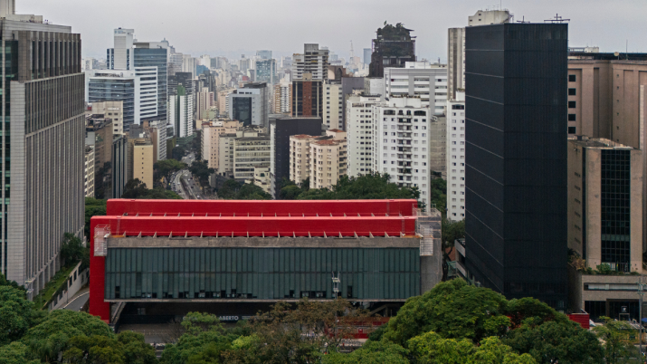 Edifício Pietro Maria Bardi (à direita) inaugura com cinco exposições nesta sexta-feira (28)