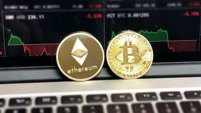 Criptomoedas em frente a notebook