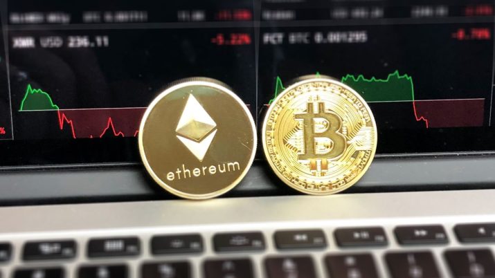 Criptomoedas em frente a notebook