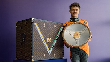 Lando Norris com seu troféu ao lado do Trophy Trunk Louis Vuitton