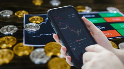 Robô que opera contratos de bitcoin