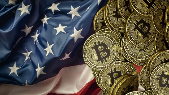 Bitcoins (BTC) por cima da bandeira dos Estados Unidos