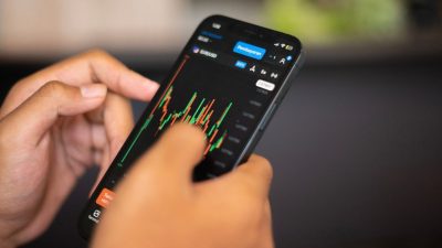 Representação do robô Cripto Turbo; celular