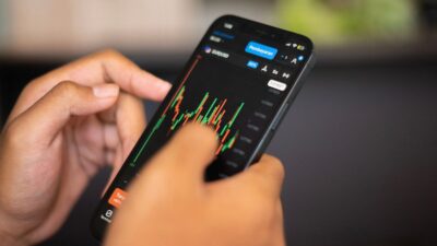 Representação do robô Cripto Turbo; celular