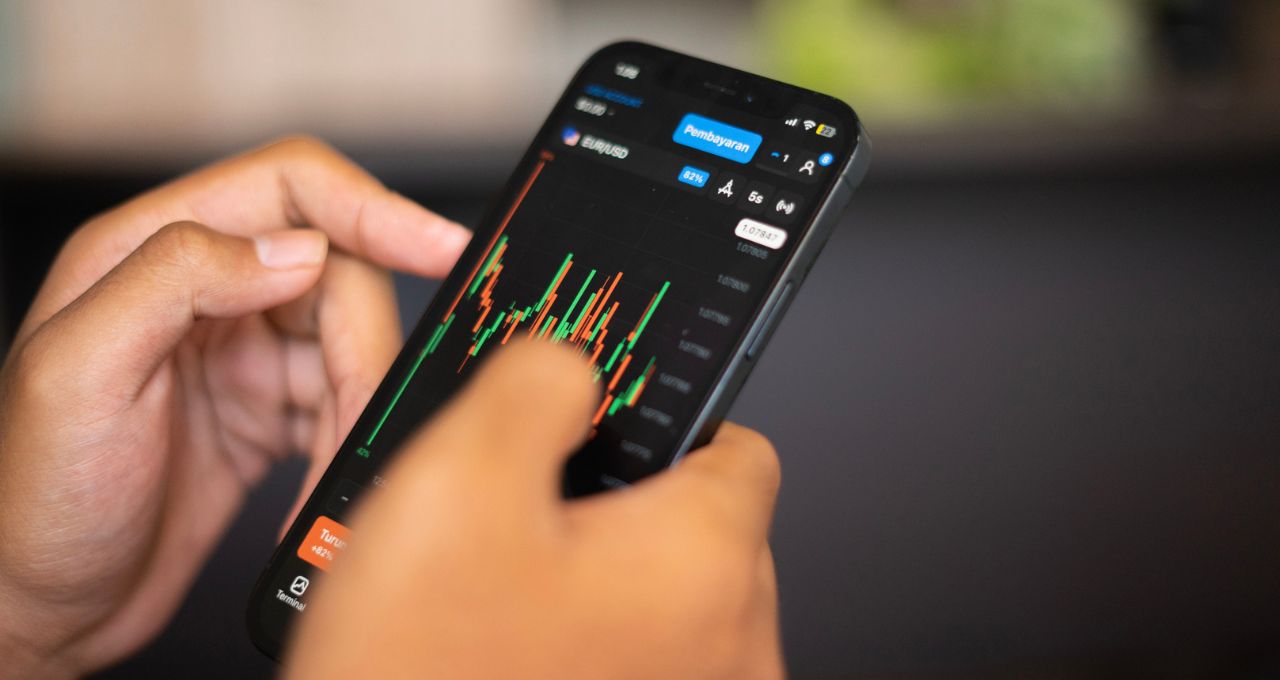 Representação do robô Cripto Turbo; celular