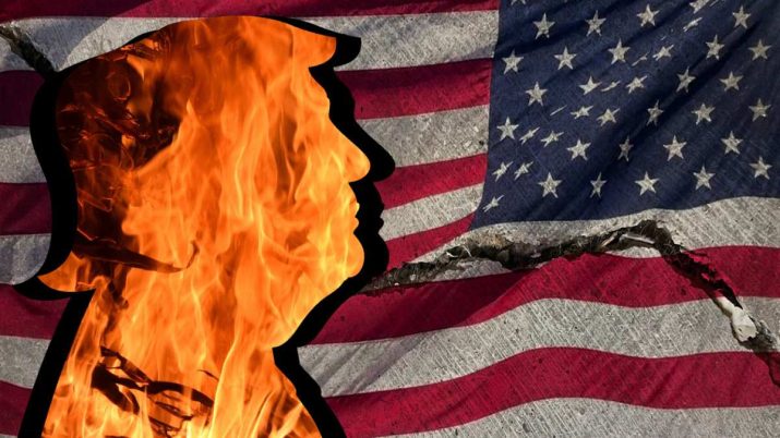 Silhueta de Donald Trump pegando fogo com bandeira dos EUA no fundo.