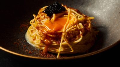 Espaguete fresco em manteiga cremosa, bottarga defumada, gema de ovo e ovas de mujol do Donna