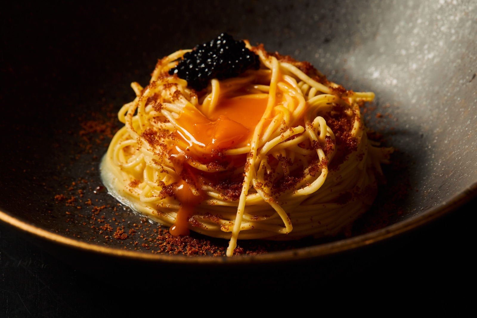 Espaguete fresco em manteiga cremosa, bottarga defumada, gema de ovo e ovas de mujol do Donna