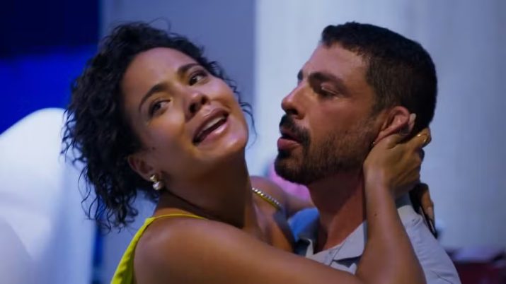 Bella Campos como Maria de Fátima e Cauã Reymond como César no remake da novela Vale Tudo, na TV Globo.