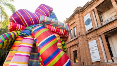 Obra da argentina Marta Minujín em frente à Pinacoteca, em São Paulo arte museus museu