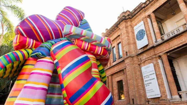 Obra da argentina Marta Minujín em frente à Pinacoteca, em São Paulo arte museus museu