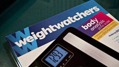 WeightWatchers, conhecida no Brasil como Vigilantes do Peso, se prepara para pedir falência nos EUA após fechar acordo com credores.