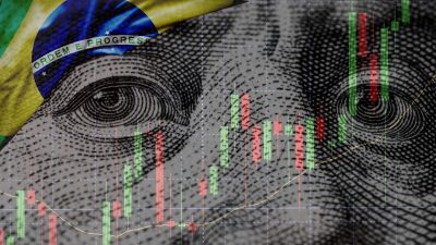 Dólar diante de uma bandeira do Brasil e um gráfico da bolsa de valores