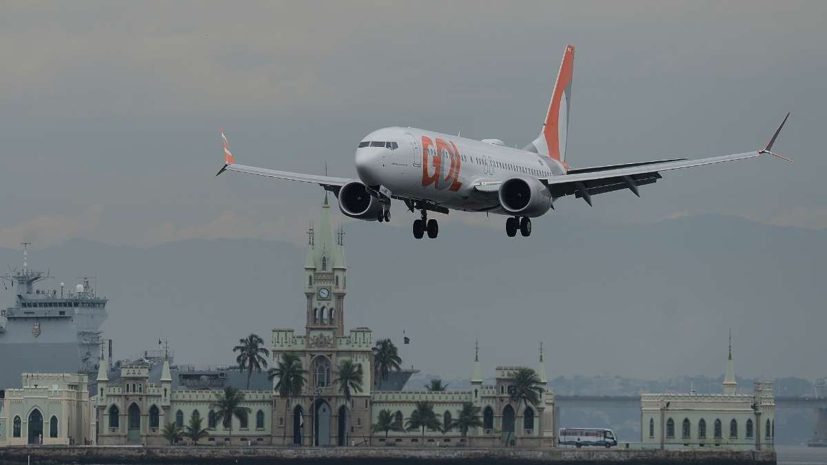 Foto de aeronave da GOL (GOLL4) adesivada com o logo atual da empresa