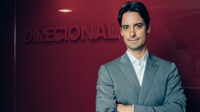 CEO da Direcional, Ricardo Gontijo, diante de uma parede com o logo da direcional