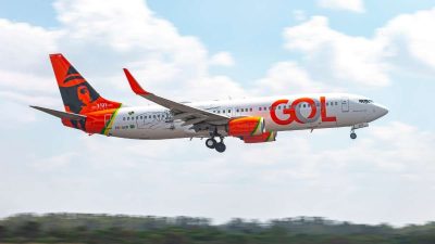 Foto de aeronave da GOL (GOLL4) adesivada com o logo atual da empresa