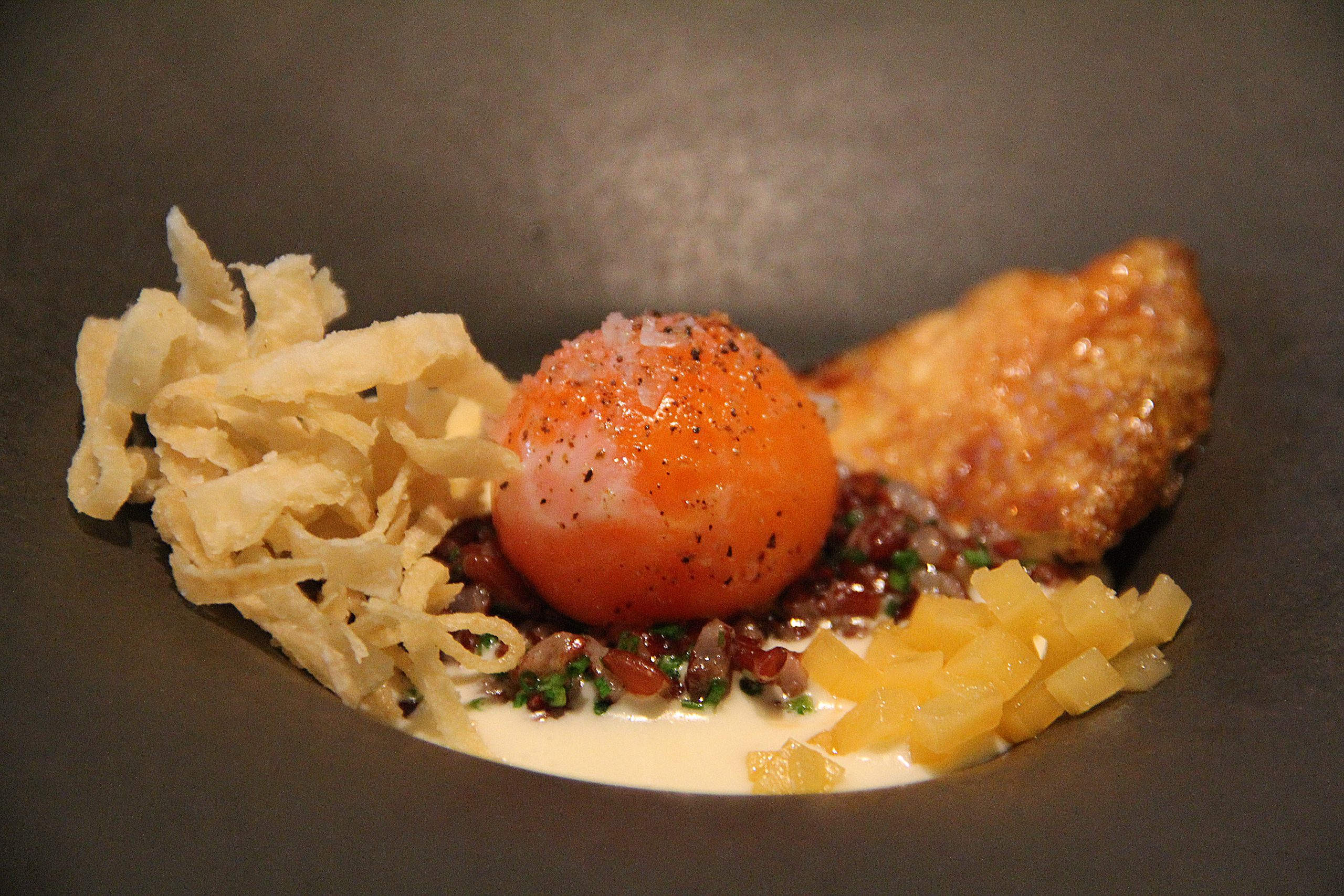 Arroz com ovo ganha diferentes texturas e preparos na degustação do D.O.M.