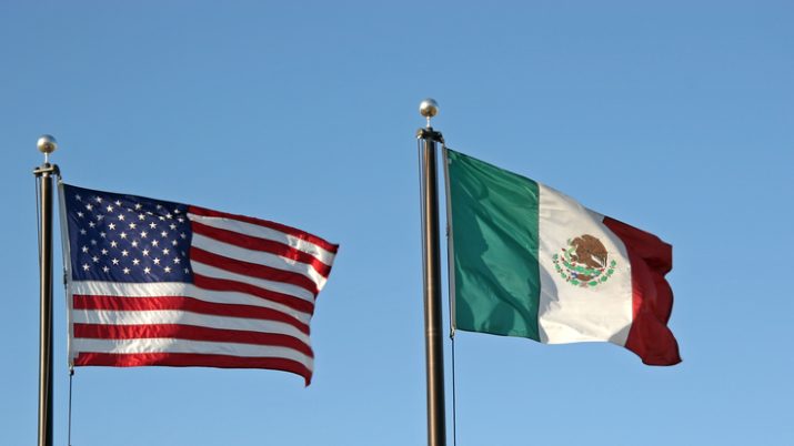 Bandeira dos Estados Unidos e México lado a lado.