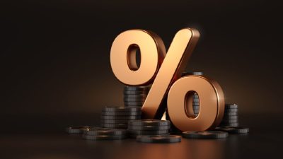 Símbolo de porcentagem sobre moedas representando impostos