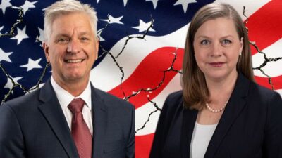 Montagem traz a bandeira dos EUA craquelada ao fundo, com um homem grisalho vestindo terno escuro do lado esquerdo e uma mulher de blazer e cabelos longos do lado direito