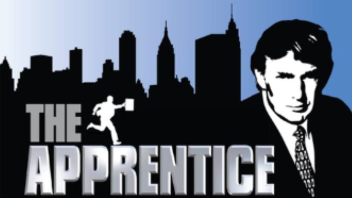 Banner do programa de Donald Trump, O Aprendiz, nos EUA, mostra um desenho de fundo azul, com a sombra de prédios em NY em preto, um homem correndo sobre o letreiro escrito "The Apprentice", e a figura de Trump no canto direito da imagem